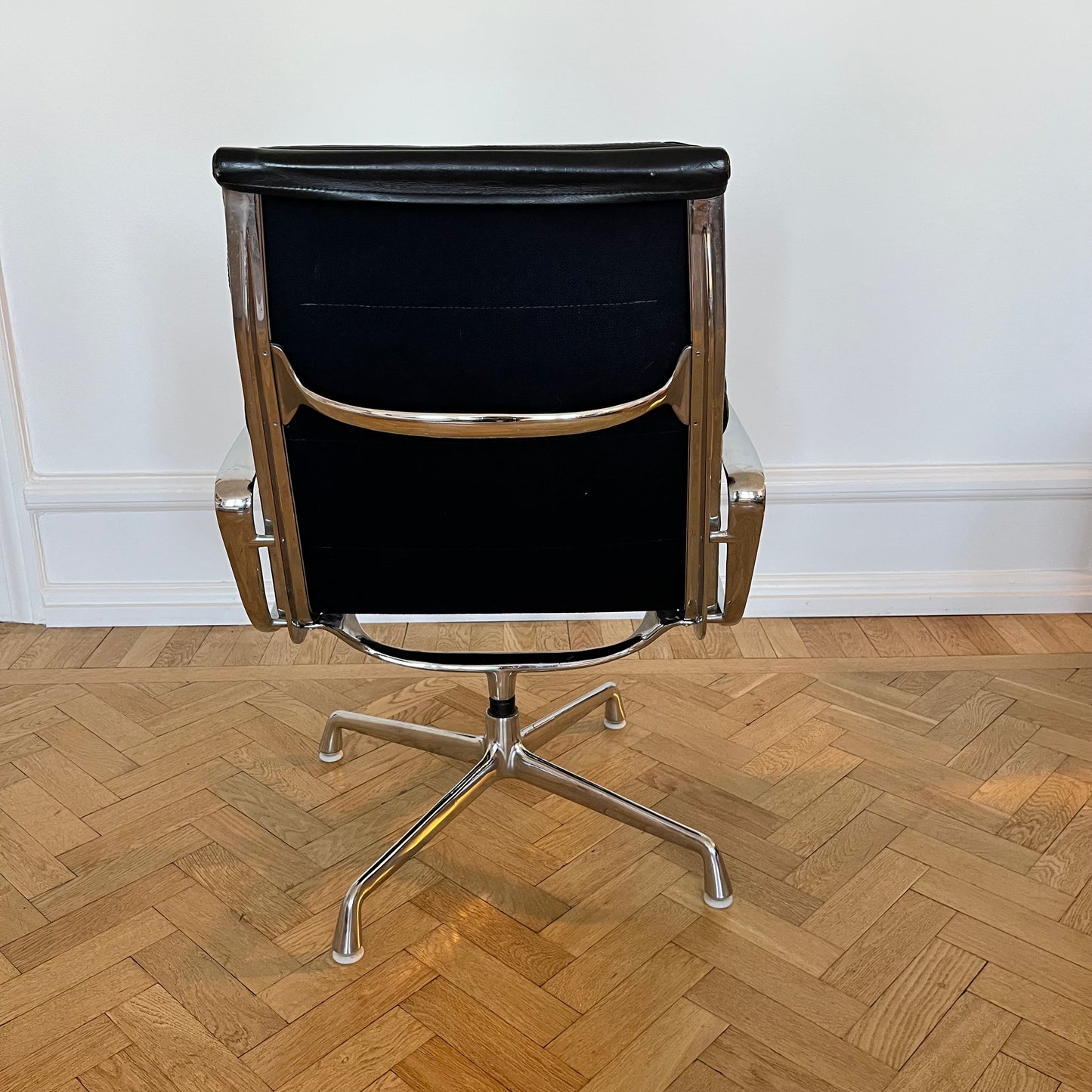 Office chair EA216, soft pad by Ray and Charles Eames for Herman Miller