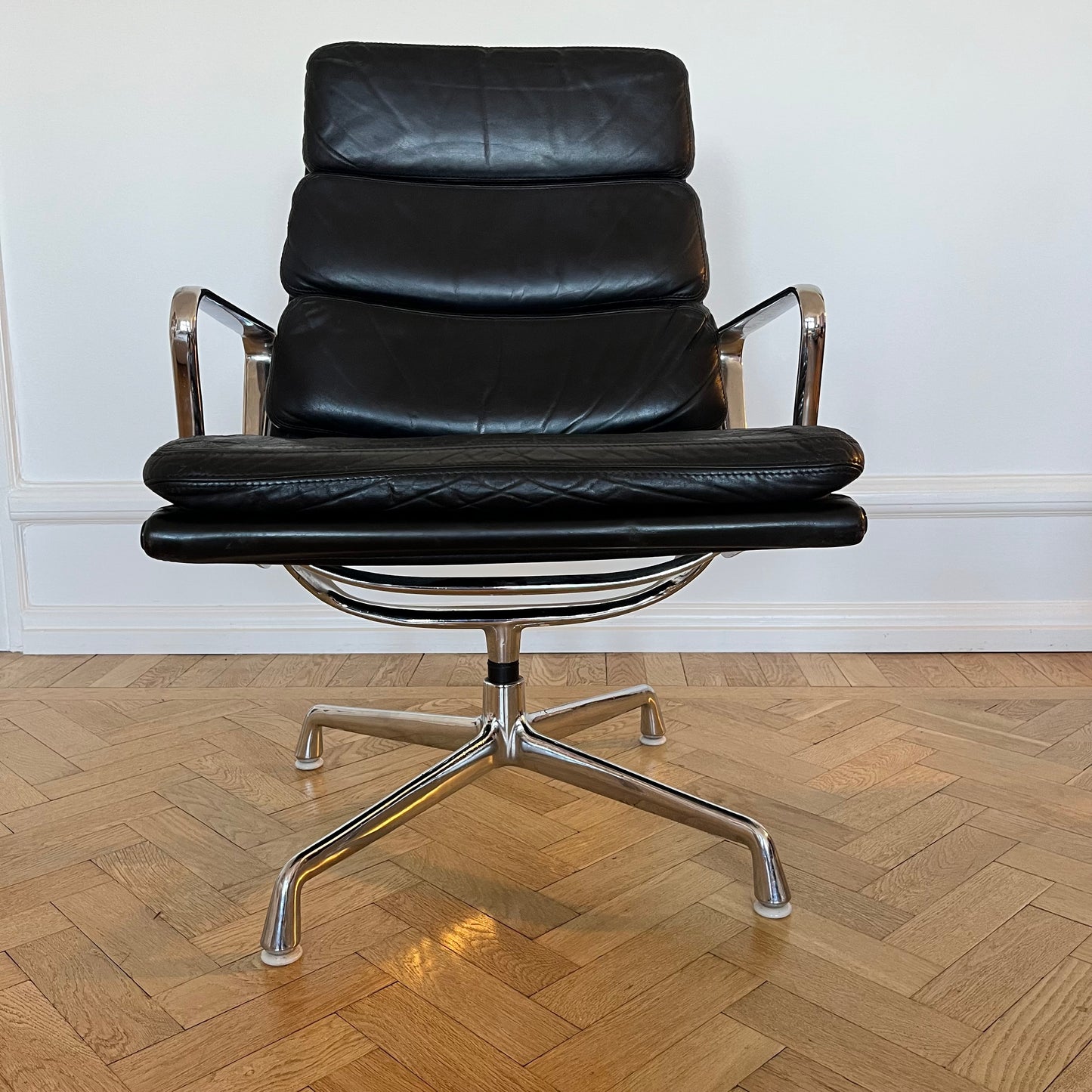 Office chair EA216, soft pad by Ray and Charles Eames for Herman Miller