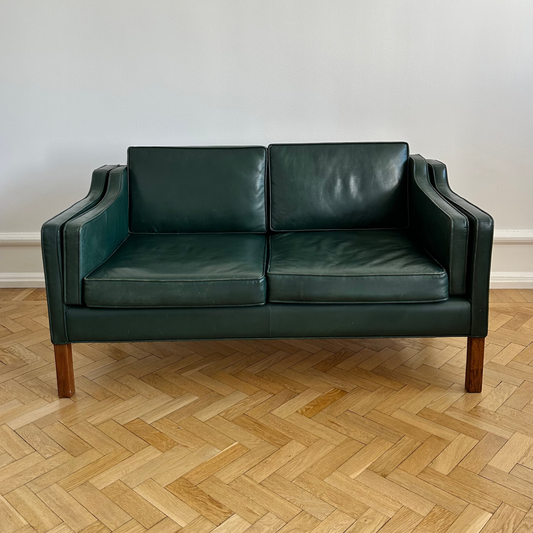Danish green leather sofa in the style of Børge Mogensen from the 1960s