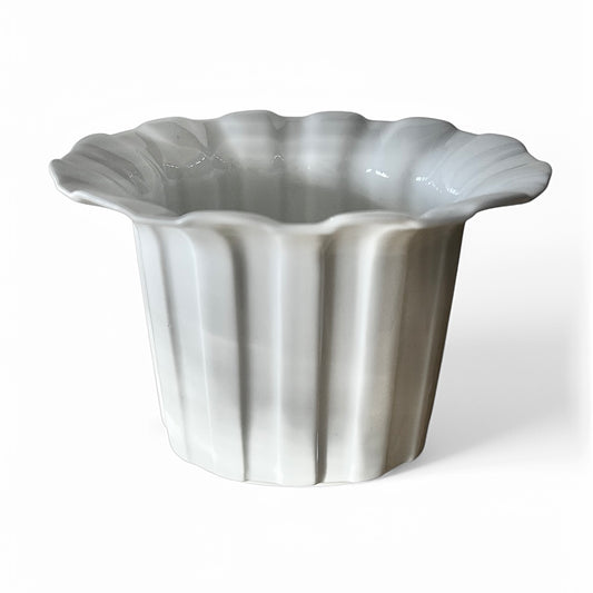 White porcelain bowl from the 1960s by Göran Bäck for Arabia