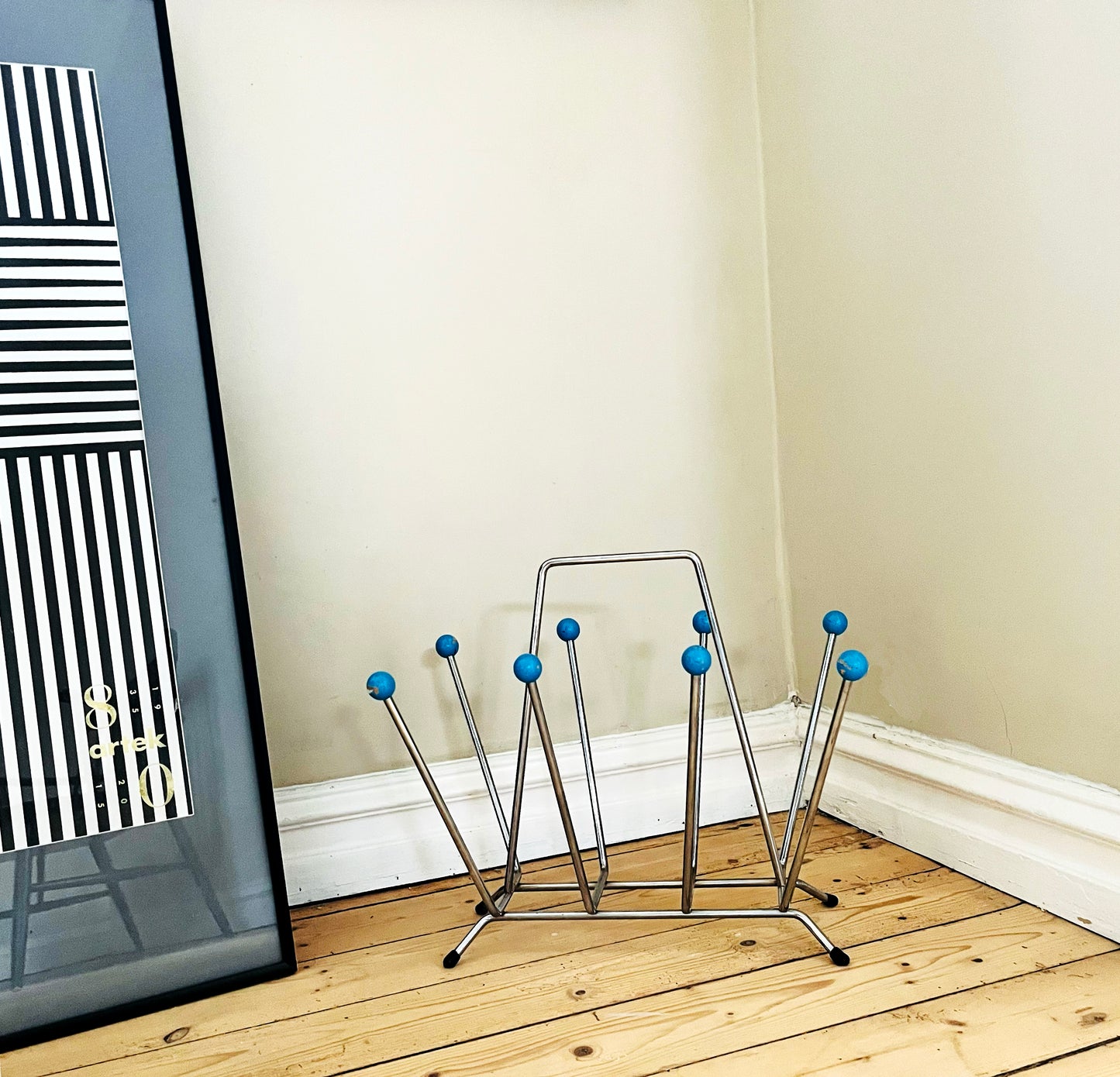 Space age – Magazine holder
