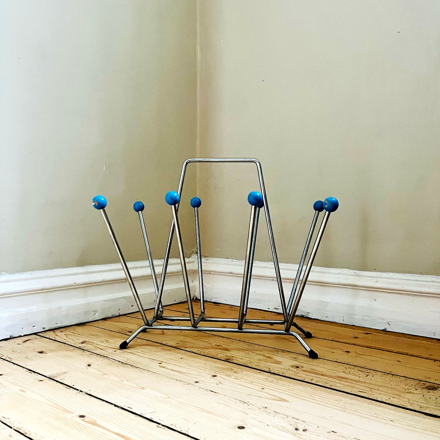 Space age – Magazine holder